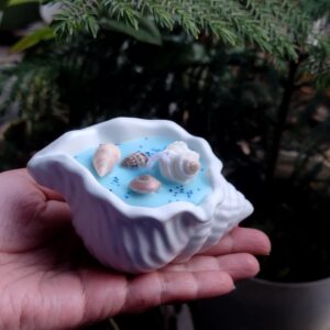 A Little Piece of the Ocean, Lit